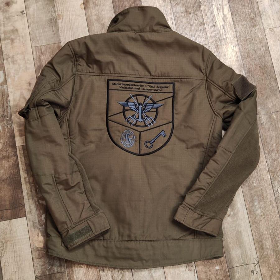 Chaqueta polar ripstop negra, con bordado en el pecho y la espalda. 