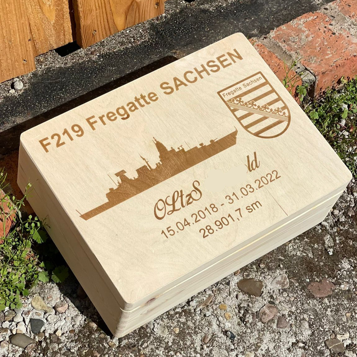 Holzkiste 30x40cm mit Lasergravur „F219 Fregatte Sachsen“