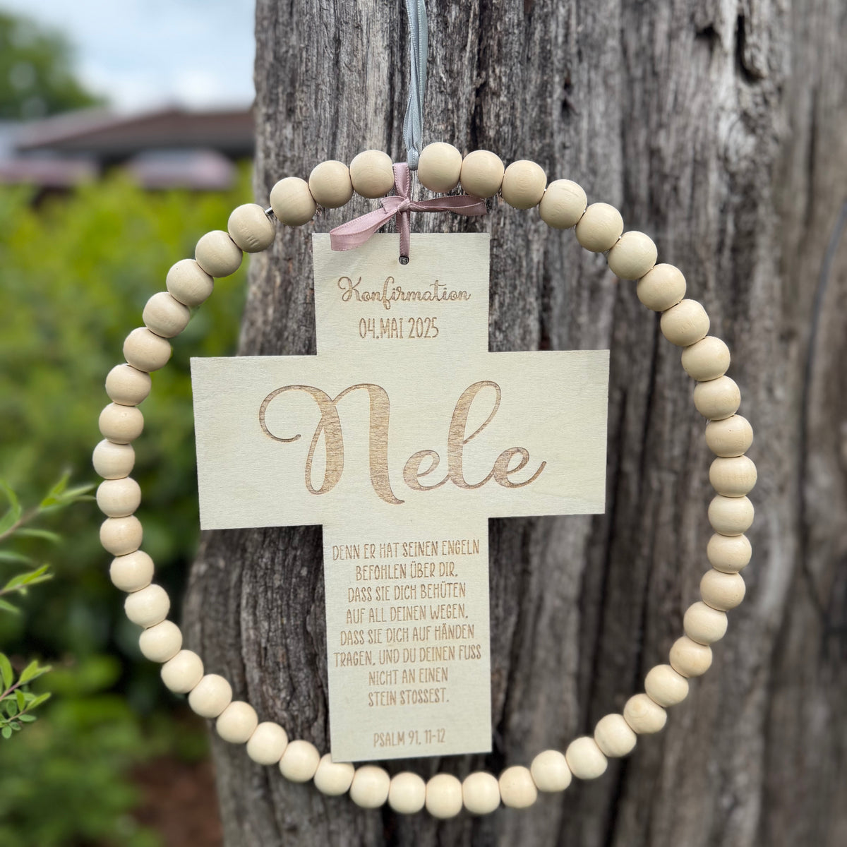 Kreuz aus Holz mit Gravur im Holzperlenring (Taufe / Kommunion / Konfirmation)