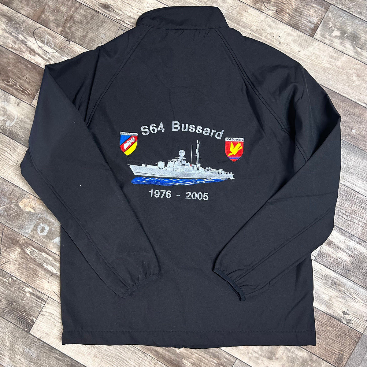S64 Schnellboot BUSSARD - Softshelljacke mit Bestickung auf Brust und Rücken