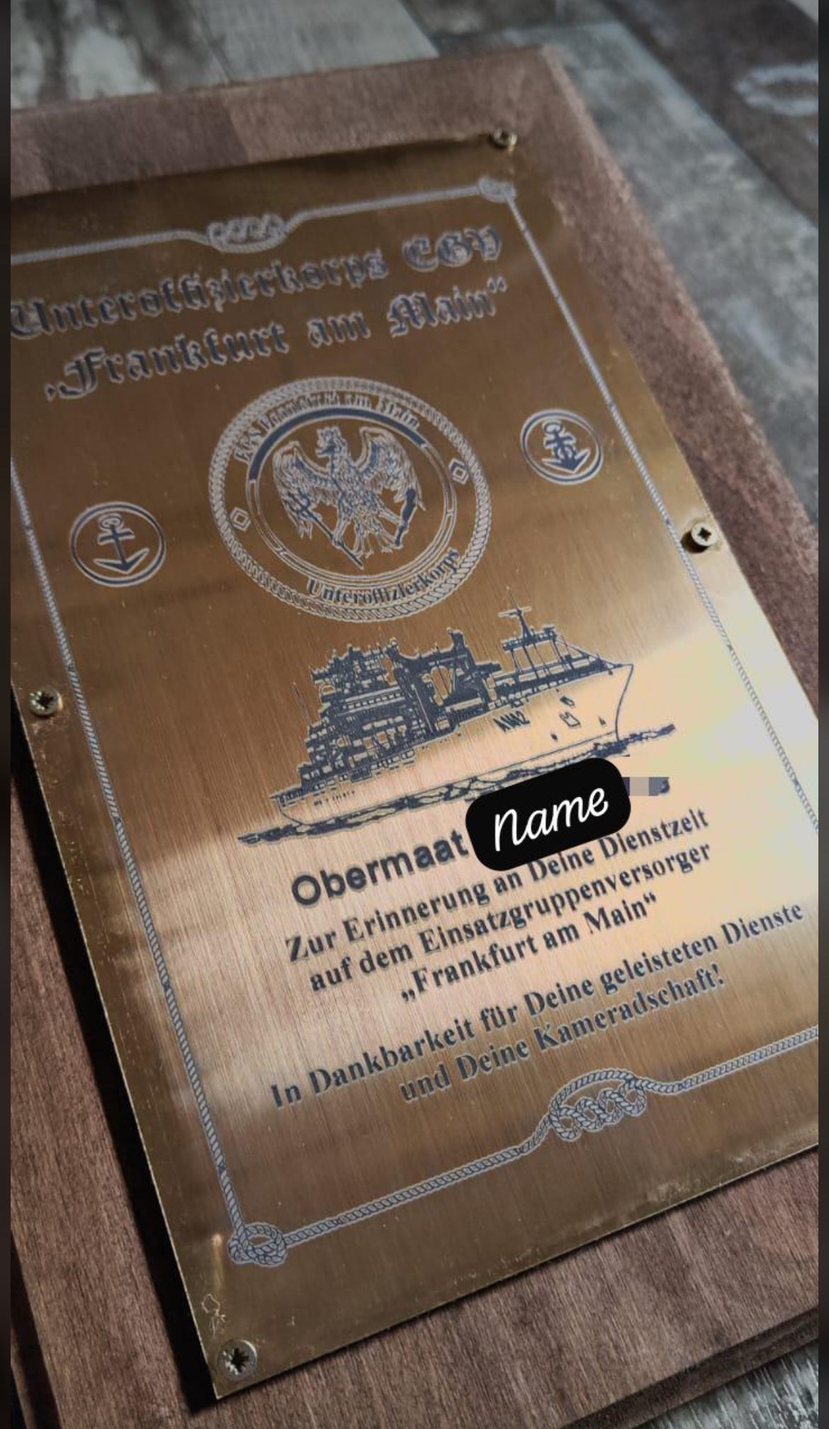 Abgängertafel aus Holz mit gravierter Platte in Gold