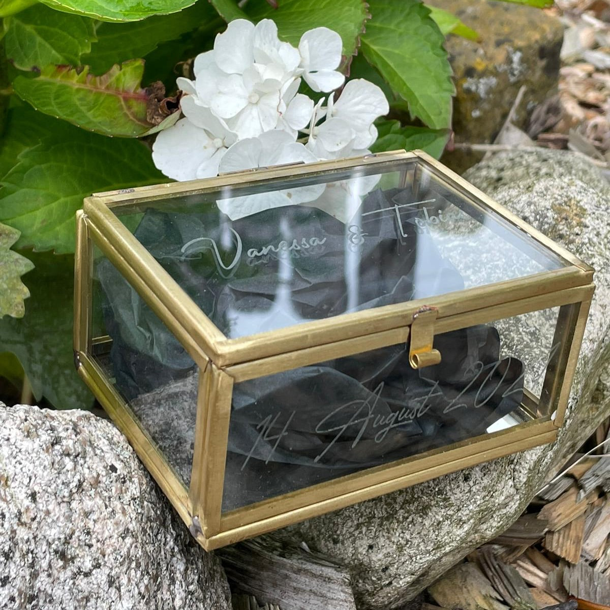 Ringbox aus Glas mit Spiegelboden. Graviert
