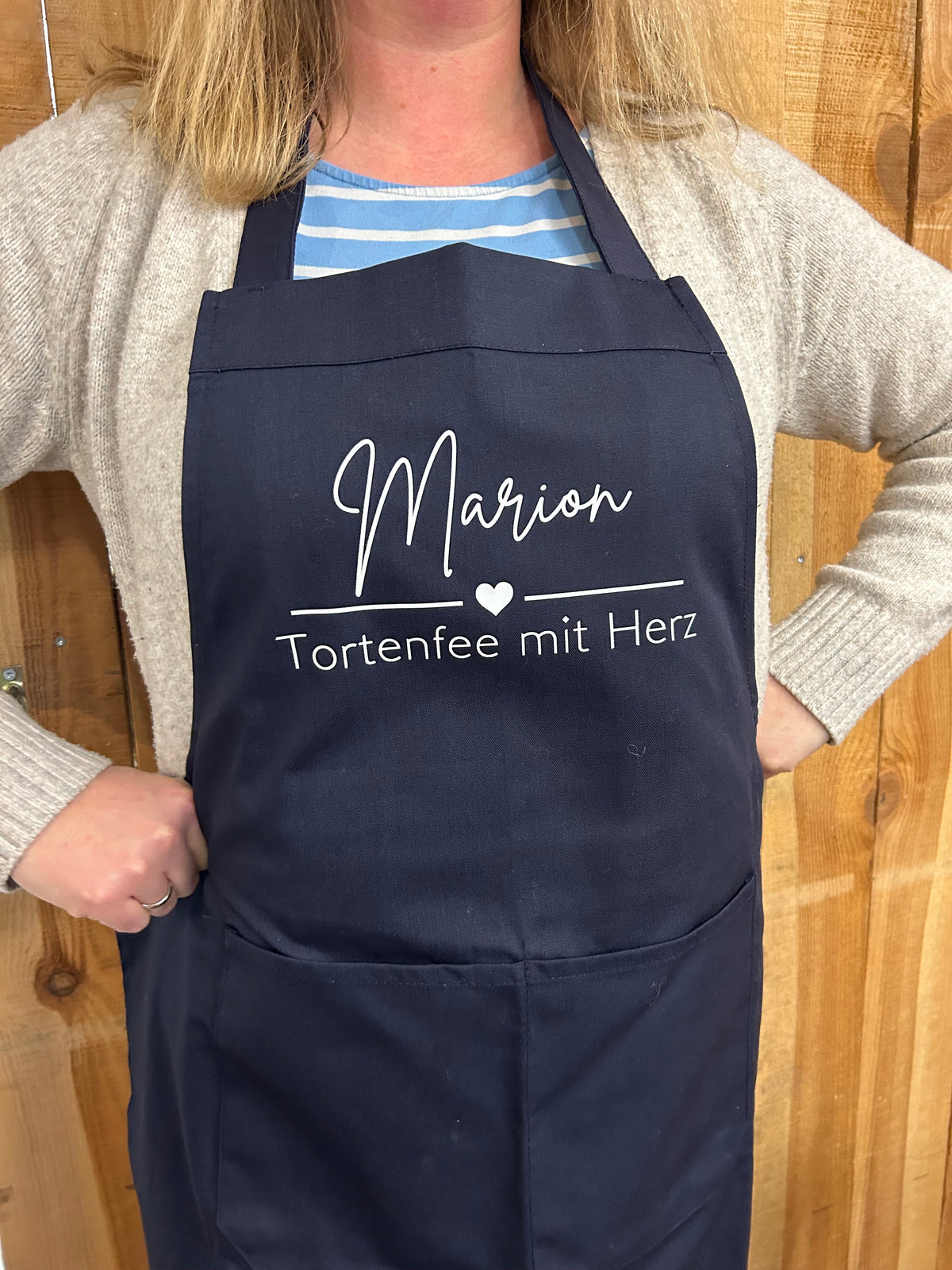 (Name)- „Tortenfee mit Herz“ bestickt