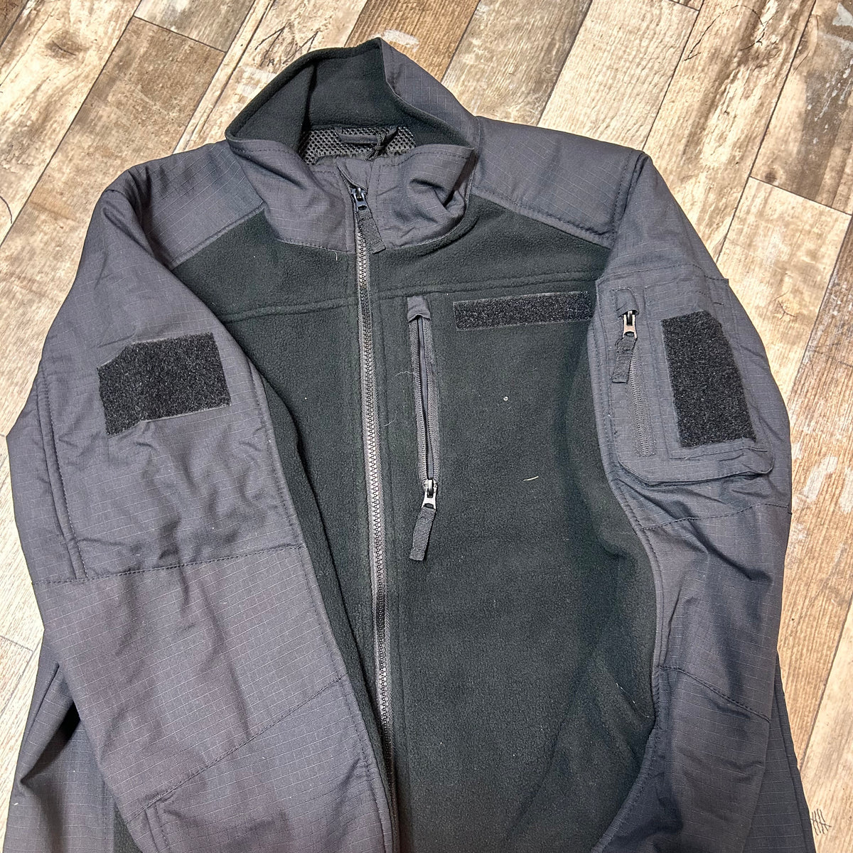 Chaqueta polar ripstop con bordado en el pecho y la espalda 