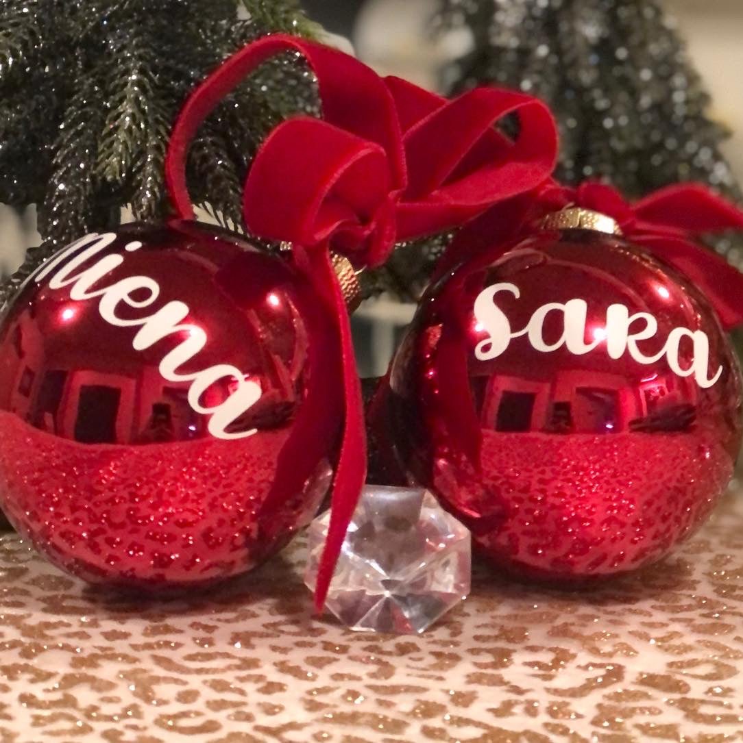Bola de Navidad con nombre, personalizada, color rojo.