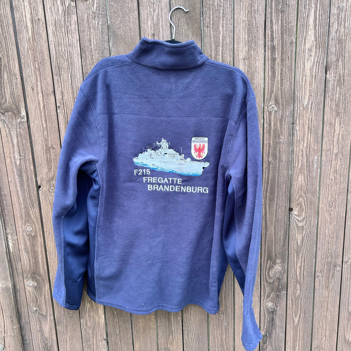 Microfleece Jacke - mit Rückenbestickung und Wappen auf der Brust