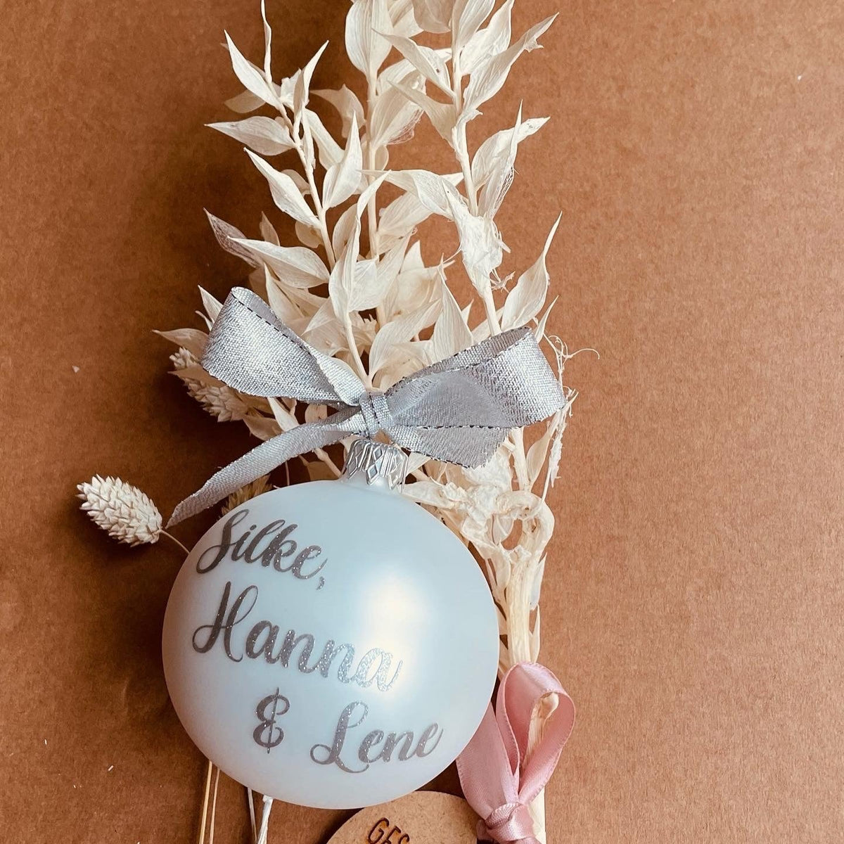 Bola de Navidad con nombre, personalizada, color blanco.
