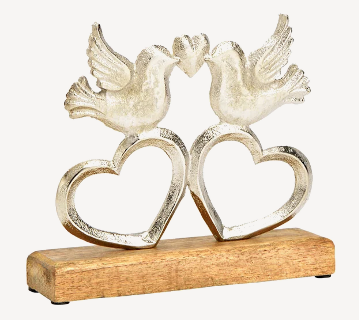 Pájaro de pie sobre corazón sobre base de madera de mango