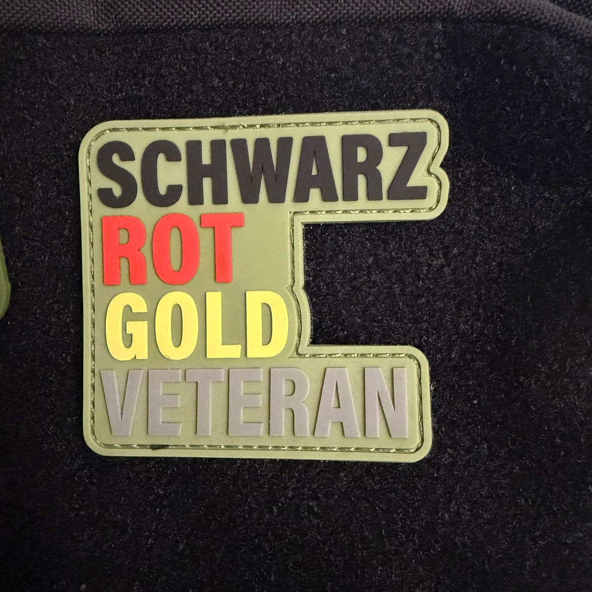 3D-Rubberpatch „SCHWARZ, ROT, GOLD, VETERAN“