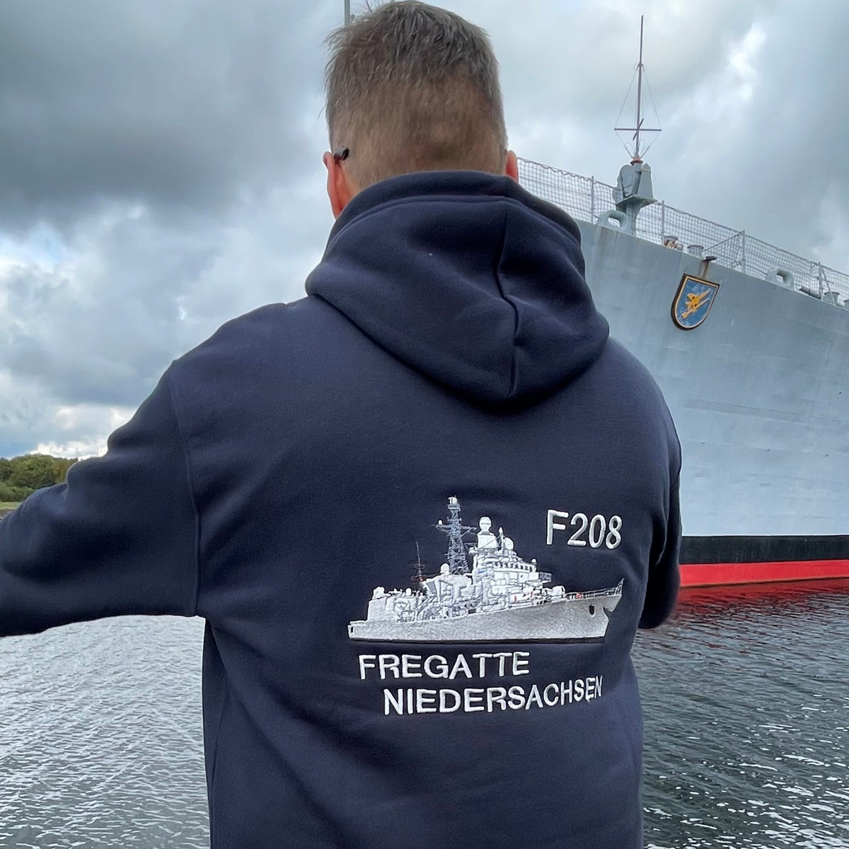 Sudadera con capucha y bordado de la Fragata F209 de Renania-Palatinado