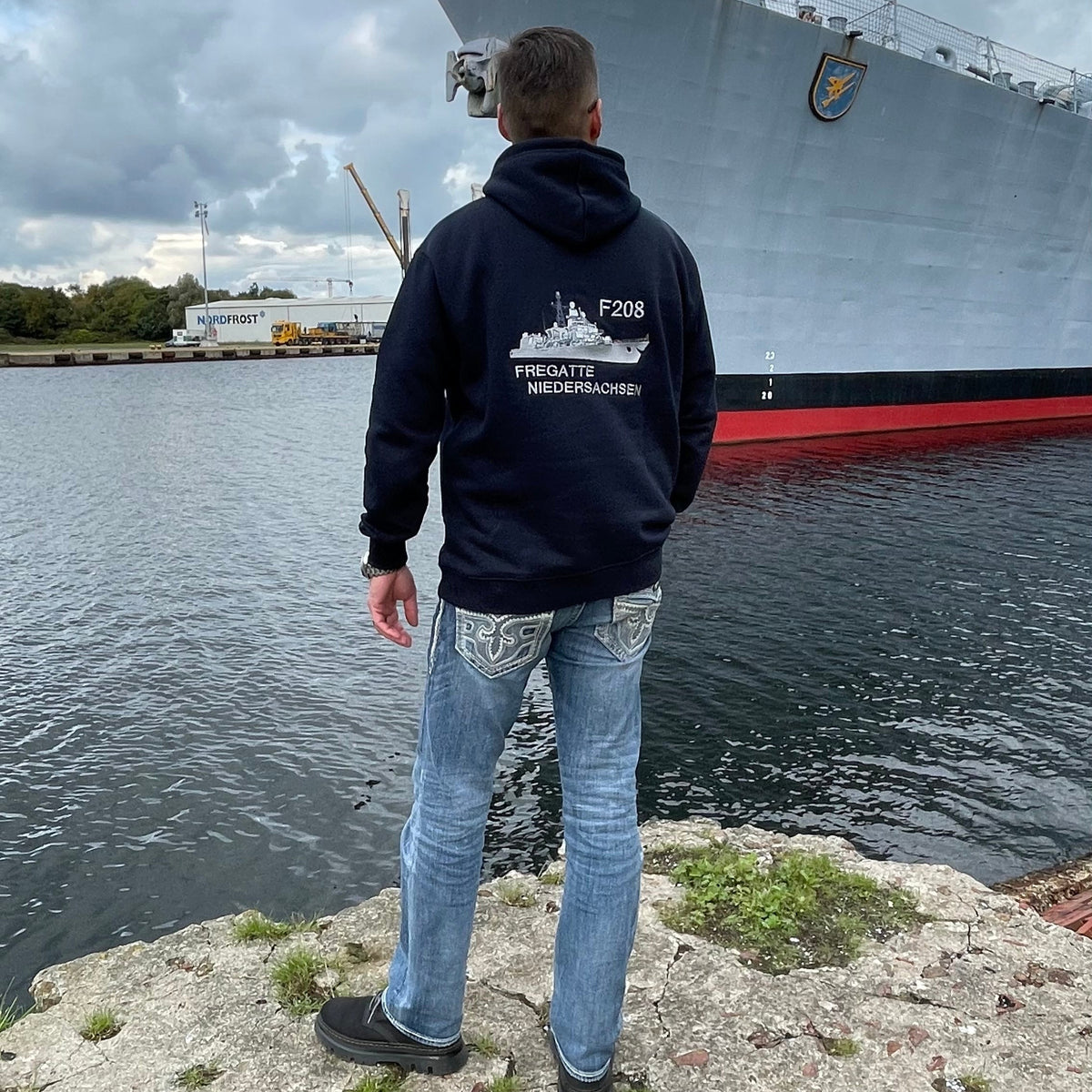 Sudadera con capucha y bordado de la Fragata F208 de Baja Sajonia