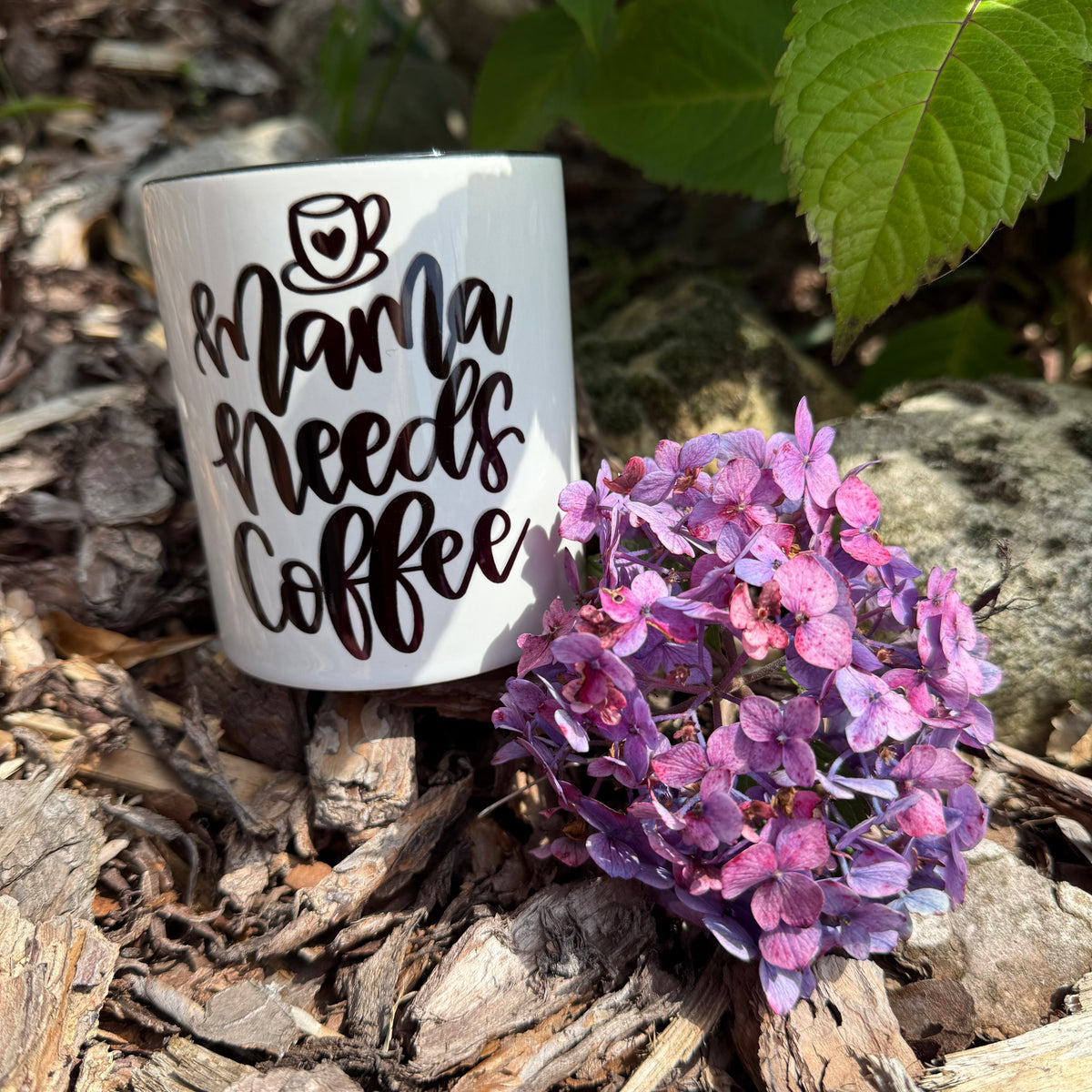 Tasse „Mama needs coffee“, schwarz