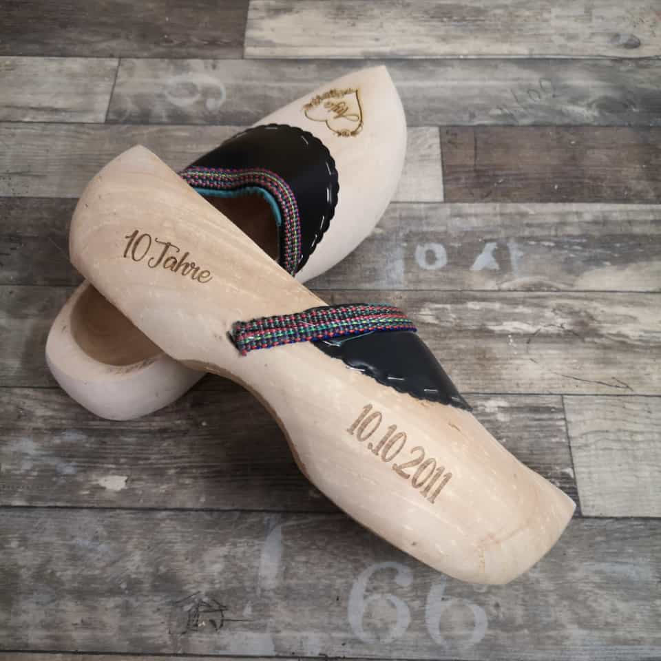 Wooden shoes with laser engraving 1 pair
