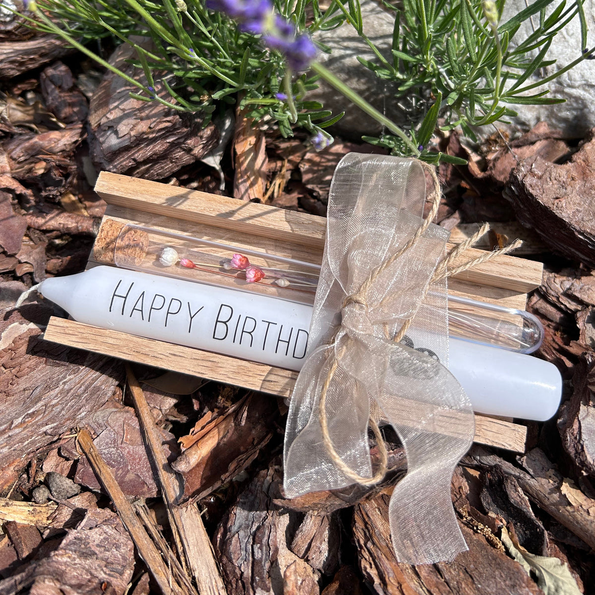 “Feliz cumpleaños”: caja de madera con tubo de ensayo y vela impresa