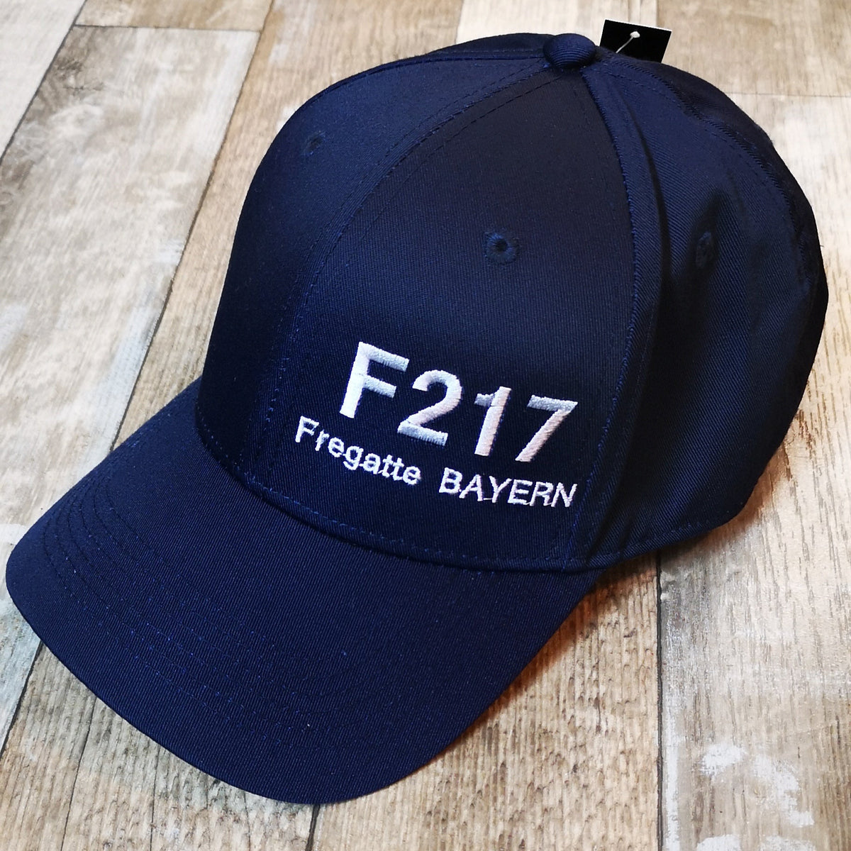 Gorra base con la fragata F217 Bavaria, de la marina