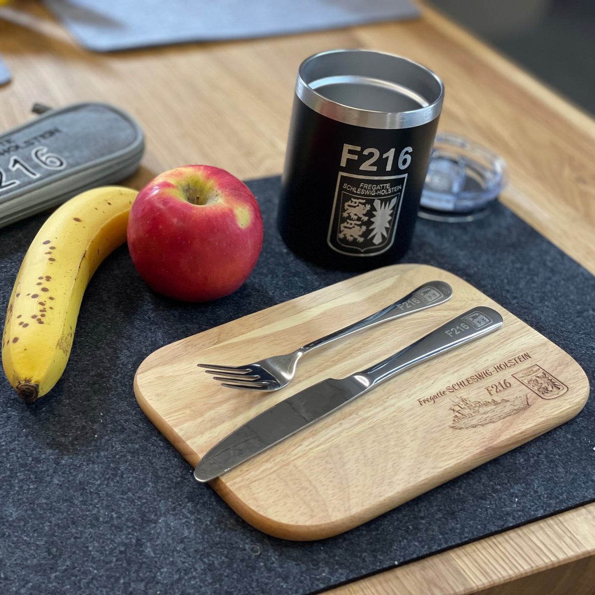 Tabla de desayuno de madera con grabado de la fragata F216 Schleswig-Holstein