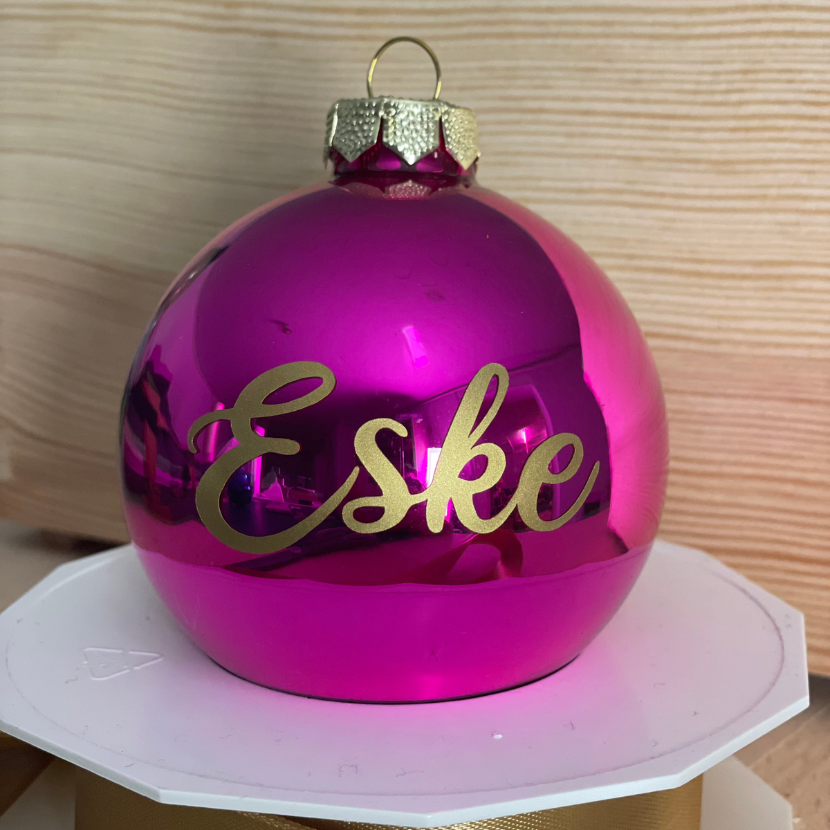 Bola de Navidad con nombre, personalizada, color rosa.
