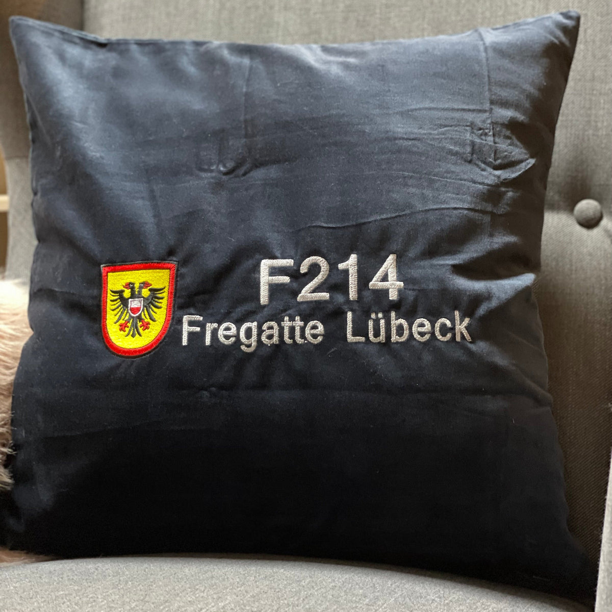 F214 Fragata Lübeck - cojín bordado, 50x50cm 