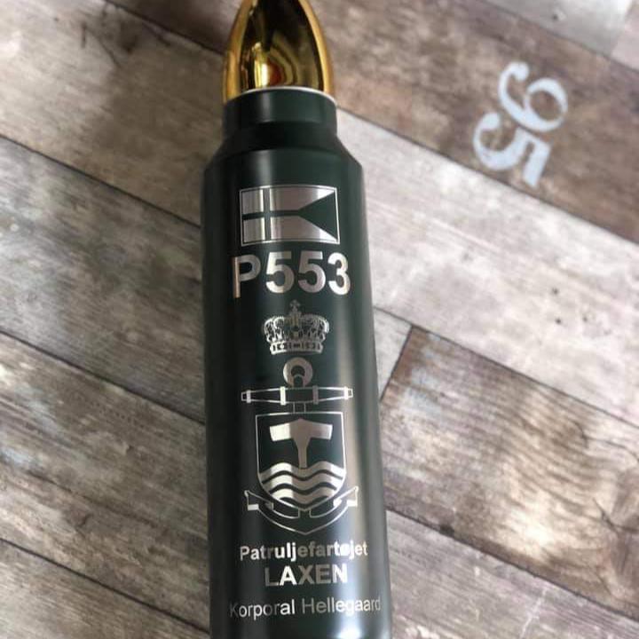 P553 Laxen - Termo de 1 litro con escudo de armas y número de casco