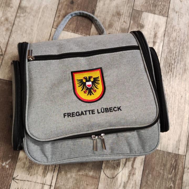 Neceser gris, F214 Fragata Lübeck con escudo de armas