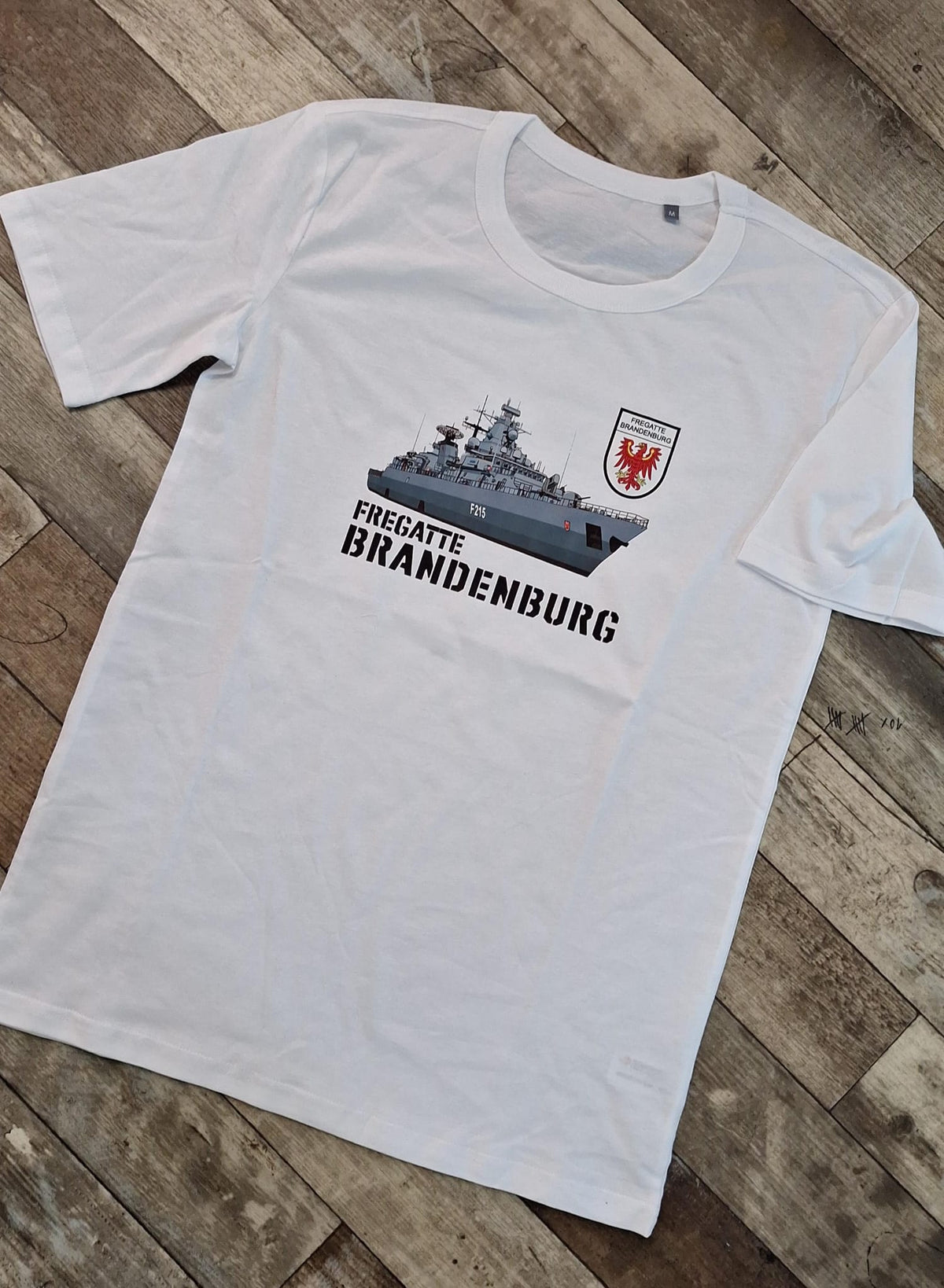 Camiseta con estampado en el pecho Fragata F215 Brandeburgo 