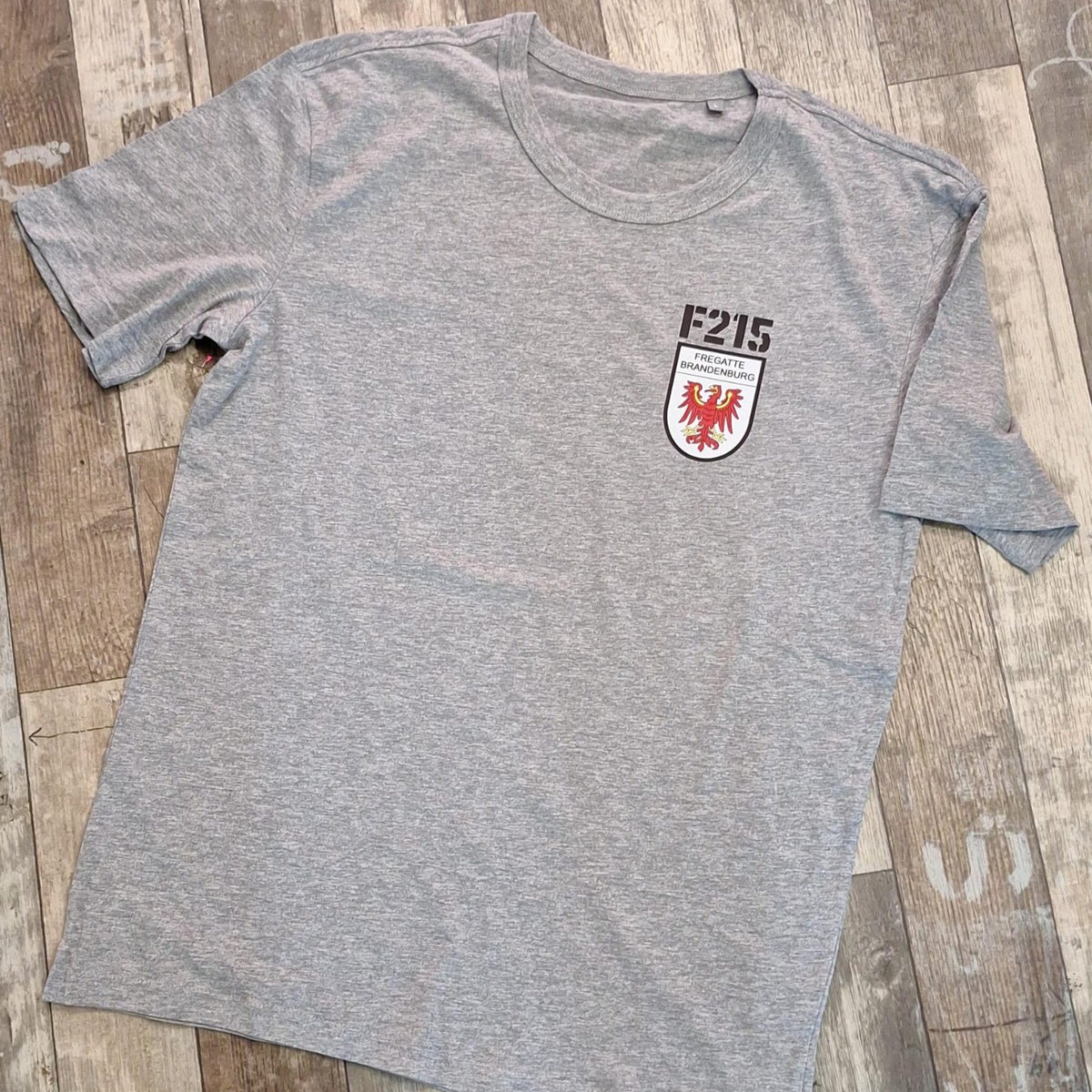 Camiseta con estampado de escudo en el pecho.