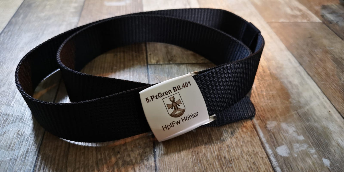 Cinturón de lona con hebilla y grabado láser individual.