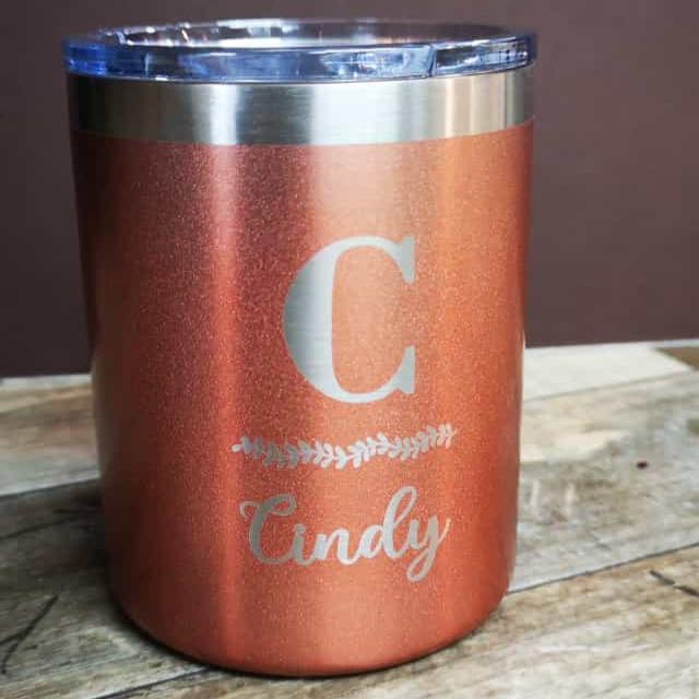 Taza térmica de acero inoxidable con grabado personalizado.