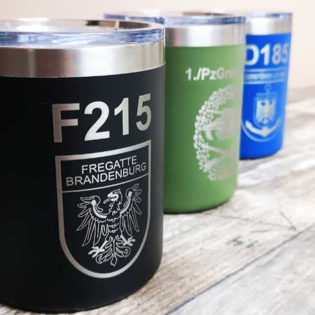 Taza térmica de acero inoxidable con grabado personalizado.